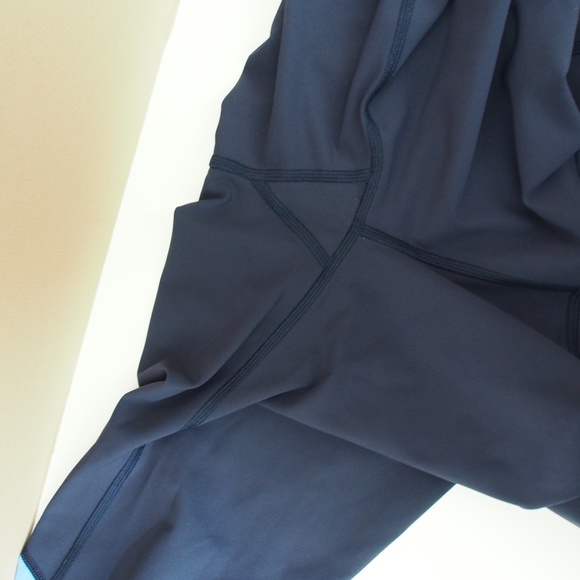 Lululemon Legging. Mix Mesh Blue Contrast Crop Legging Size 6 - Picture 10 of 10
